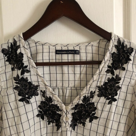 White and black plaid top with flower detail - Picture 2 of 3